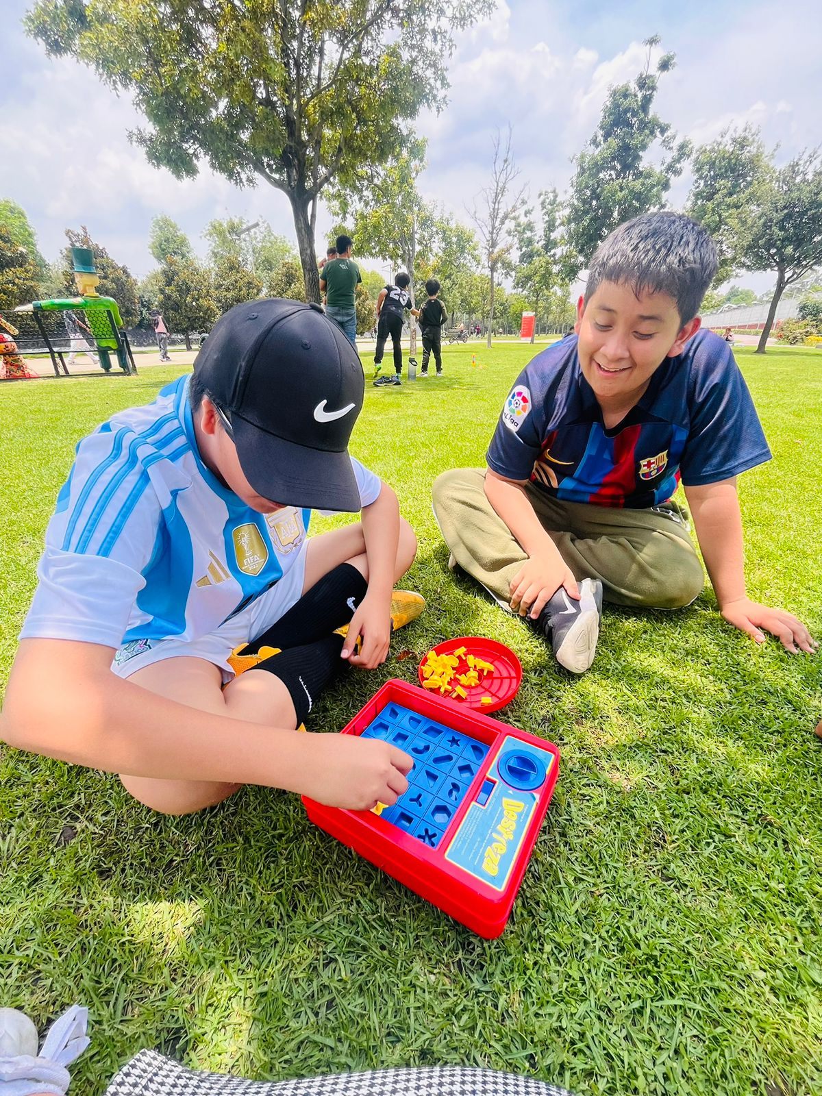 Juego de mesa y convivencia en el parque